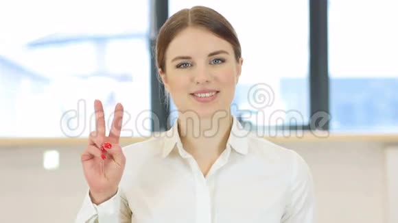 胜利的姿态女士在办公室视频的预览图