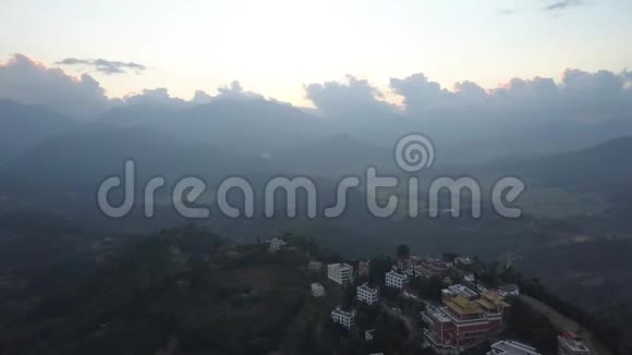 喜马拉雅山山谷高山上的日落视频的预览图