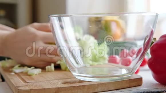 蔬菜放在砧板上的桌子上视频的预览图