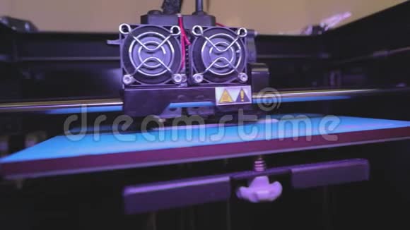 工业打印在3D打印机上在3D打印机上打印3D打印机工作3D打印机从视频的预览图