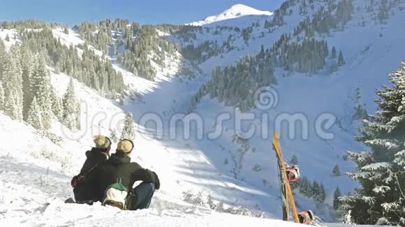 滑雪板和滑雪健康活动到阿尔卑斯山探险瑞士视频的预览图