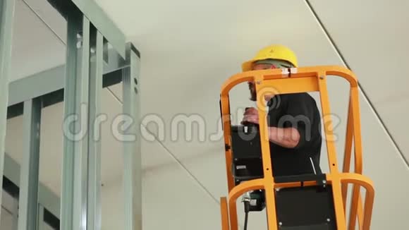 石膏板墙施工工人视频的预览图