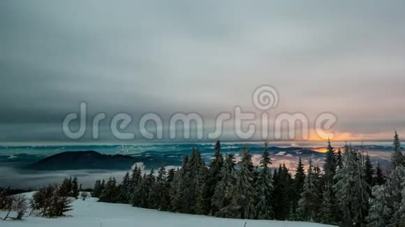 日落冬山观景时光流逝视频的预览图