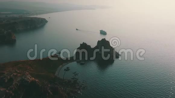 贝加尔湖奥克洪岛夏季从无人驾驶飞机视频的预览图