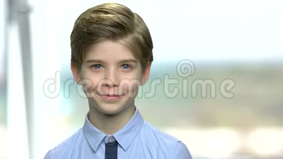 微笑英俊的小男孩的肖像视频的预览图
