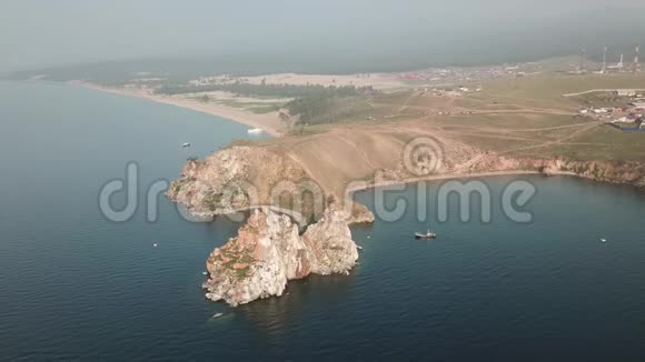 贝加尔湖奥克洪岛夏季从无人驾驶飞机视频的预览图