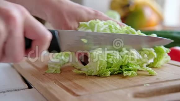 蔬菜放在砧板上的桌子上视频的预览图
