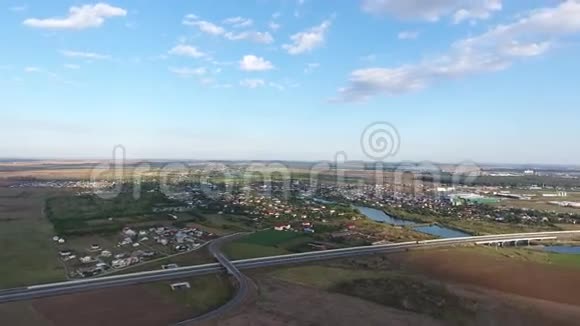 从无人机可以看到小城市的景色视频的预览图