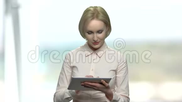 商业女性使用个人电脑平板电脑视频的预览图