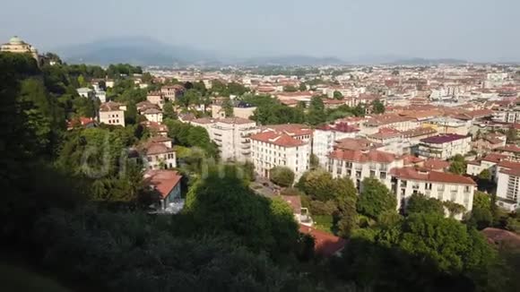 贝加莫意大利位于山顶上的老城的市中心景观视频的预览图