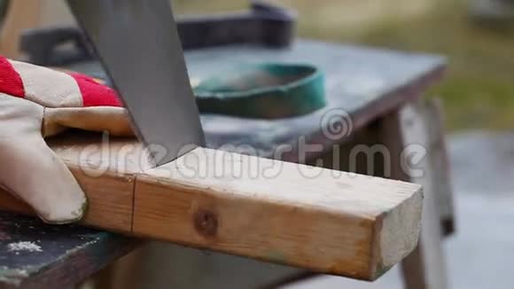 木匠用锯子视频的预览图