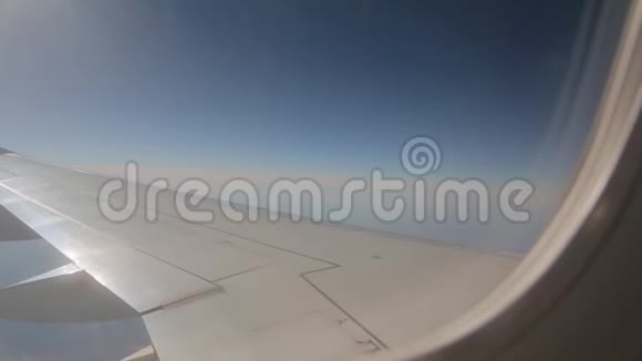 地平线从飞机窗口视频的预览图