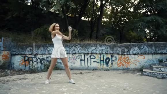 在外面的城市公园跳舞的女人城市废墟和涂鸦视频的预览图