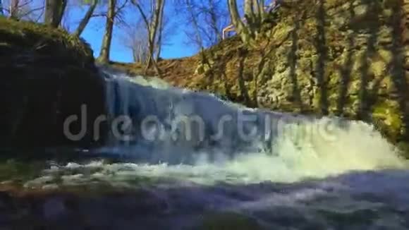 山中的瀑布在缓慢运动视频的预览图