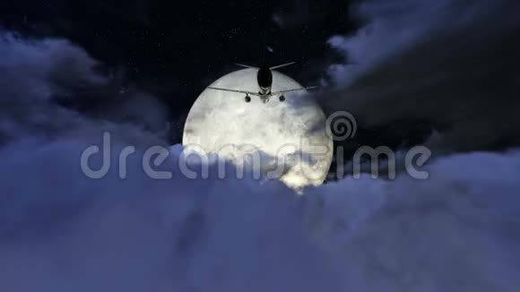 在满月镜头中飞越云层的飞机视频的预览图