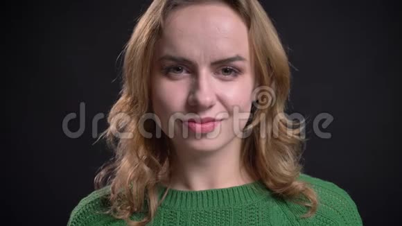 一幅白种人成年女性的特写肖像看着镜头兴高采烈地笑着视频的预览图