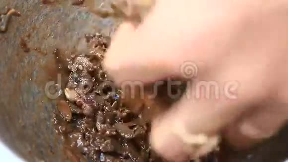 用灰泥和杵加工虾蟹食品视频的预览图