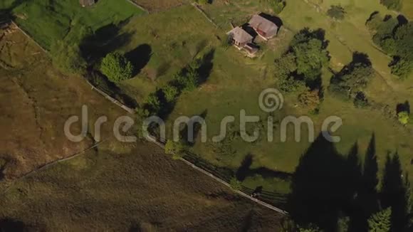 山村的夏季空中景色视频的预览图