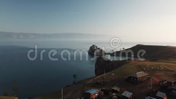 贝加尔湖奥克洪岛夏季从无人驾驶飞机视频的预览图