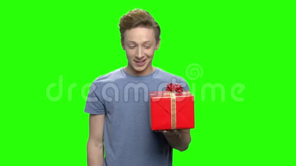 白人男孩送盒子礼物视频的预览图