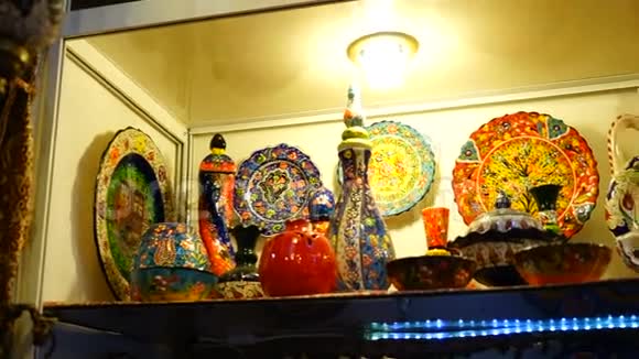 店里的东方古董陶瓷器视频的预览图