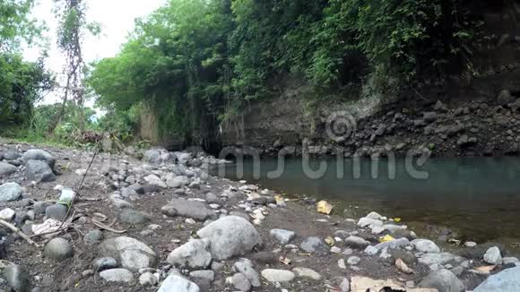 落基山河水顺流而下视频的预览图