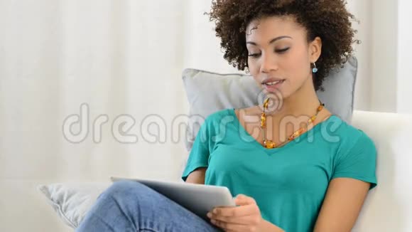 女人用数码平板电脑视频的预览图