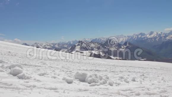 雪和荒无人烟的厄尔巴鲁山斜坡视频的预览图