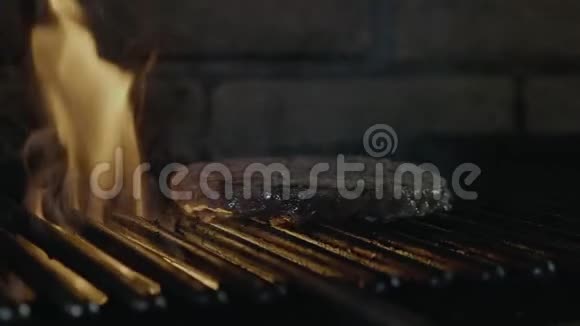 快餐烧烤牛排烧烤炉上烹饪视频的预览图