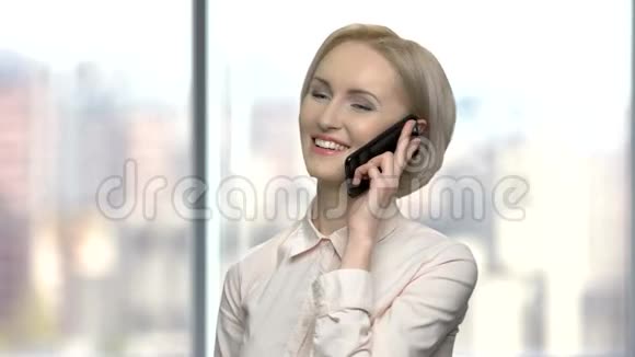 年轻的商界女性在打电话视频的预览图