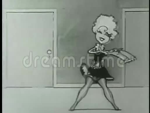 女人在更衣室跳舞视频的预览图