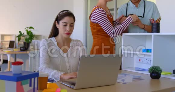 在现代办公室的办公桌上用笔记本电脑工作的高加索女商人视频的预览图