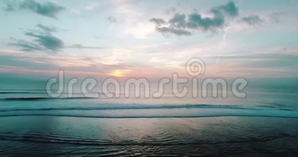 巴厘岛日落鸟瞰图视频的预览图
