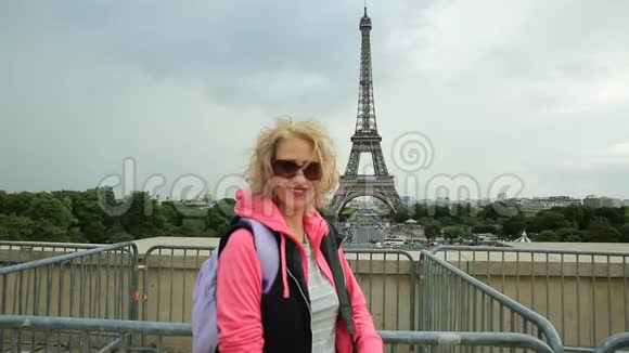 巴黎的旅游妇女视频的预览图