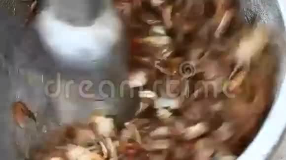 用灰泥和杵加工虾蟹食品视频的预览图