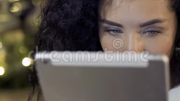 年轻漂亮的女人使用数字平板电脑视频的预览图