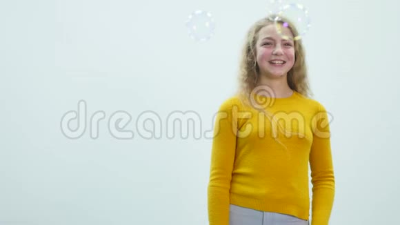 女孩玩肥皂泡视频的预览图