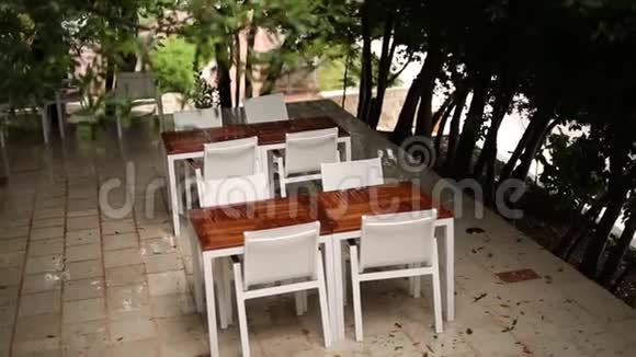 街上咖啡馆里的桌子街咖啡厅黑山餐馆视频的预览图