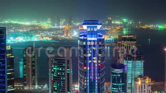 多哈卡塔尔滑雪者在中东市中心的街道上高楼大厦在夜间熄灯视频的预览图