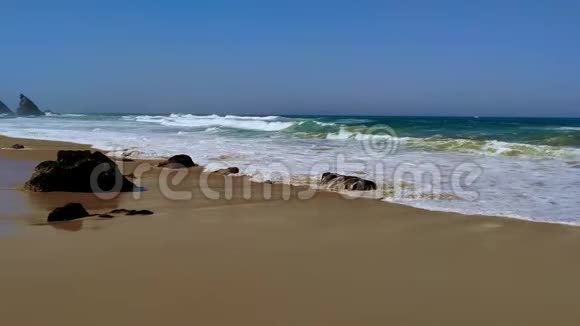 葡萄牙的岩石海岸大西洋的波浪视频的预览图