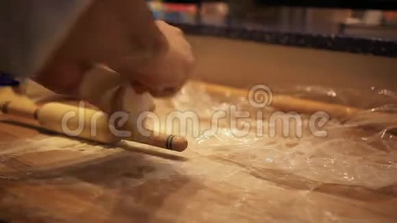 男厨师用擀面杖准备面团视频的预览图