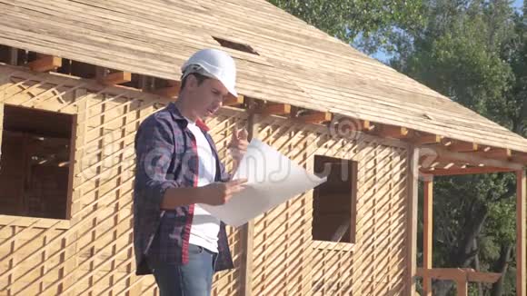 概念建筑构建建筑师慢动作视频戴着头盔的建筑工人站在建筑的生活方式视频的预览图