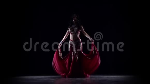 穿裙子跳舞的女孩黑色背景慢动作视频的预览图
