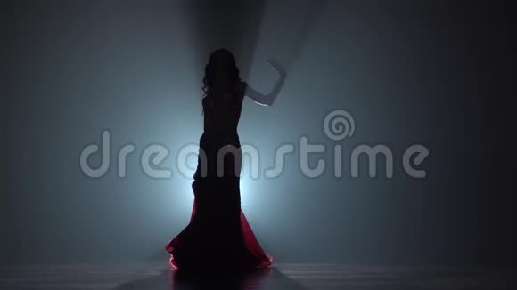 女人在黑烟背景下穿着裙子跳舞西瓦特慢动作视频的预览图