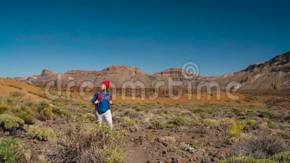 活跃的徒步旅行者妇女徒步旅行在Teide国家公园西班牙加那利群岛特内里费带背包的高加索年轻妇女视频的预览图