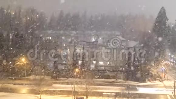 寒冷的暴风雪冬季交通流量和停车场的鸟瞰图视频的预览图