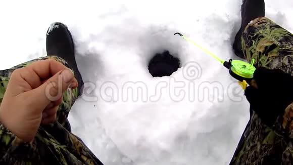冬季运动冰钓渔民捕鱼视频的预览图