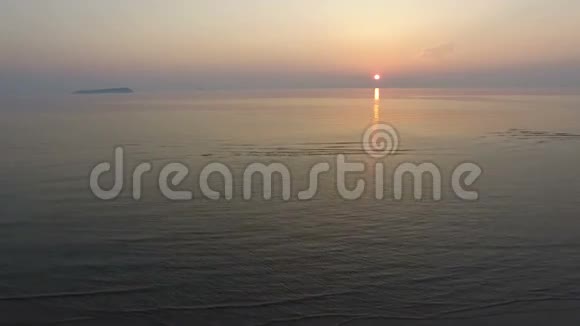 海滩上方美丽的日落视频的预览图