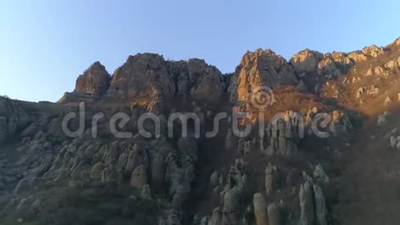德默芝山脉鬼谷和月球太阳谷的神奇景色视频的预览图