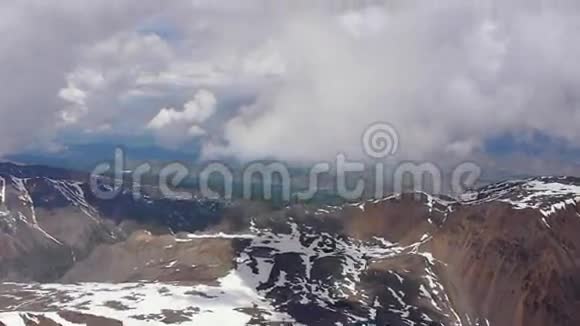 高山在山谷中飞行视频的预览图